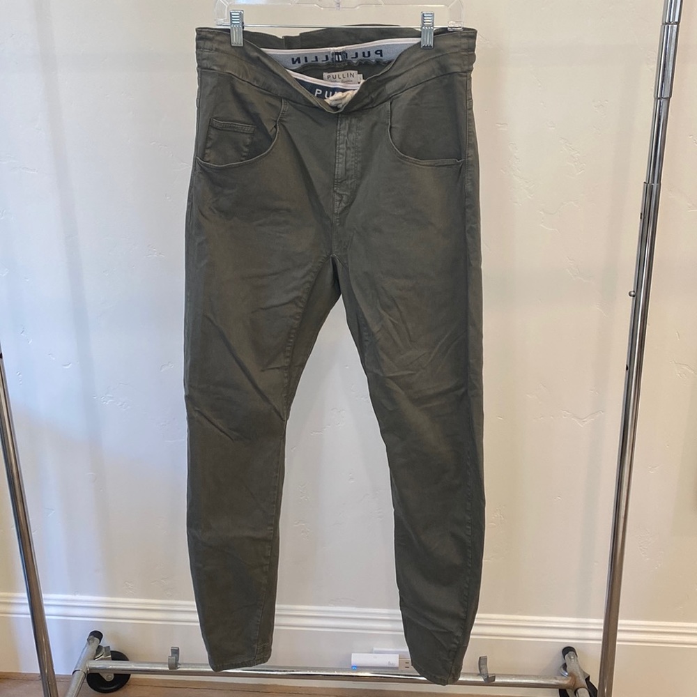 Barely worn Pullin Army green pants with a tapered skinny leg, size large.